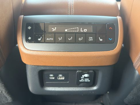 Used 2024 Nissan Pathfinder Platinum FWD image 30
