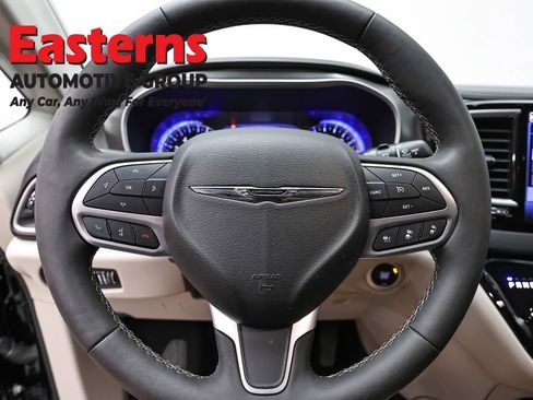 Used 2024 Chrysler Pacifica Touring-L FWD image 10