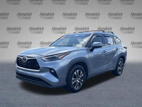 Used 2022 Toyota Highlander XLE FWD image 11