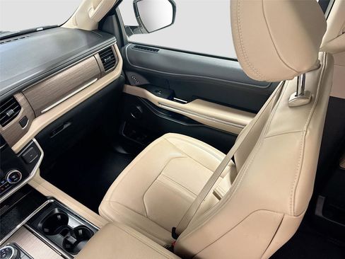 Used 2024 Ford Expedition Limited image 25