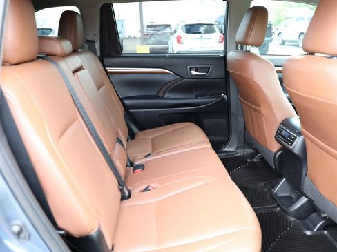 Used 2019 Toyota Highlander Limited Platinum w/ Carpet Mat Package (TMS) AWD/4WD image 13