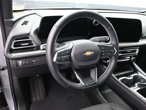 Used 2025 Chevrolet Traverse LT w/ Driver Confidence Package FWD image 24