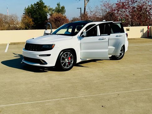 Used 2014 Jeep Grand Cherokee SRT8 w/ Luxury Group II image 48