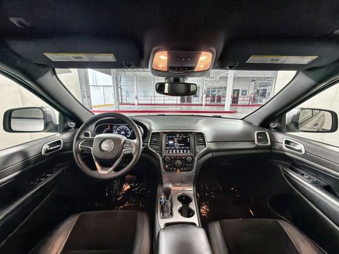 Used 2018 Jeep Grand Cherokee Altitude image 23
