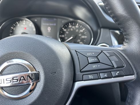 Used 2020 Nissan Rogue SV FWD image 32