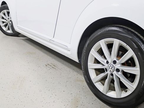 Used 2019 Volkswagen Beetle 2.0T SE FWD image 12