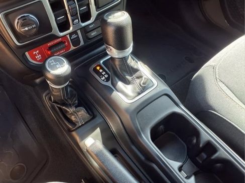 Used 2025 Jeep Wrangler Unlimited Sport AWD/4WD image 8