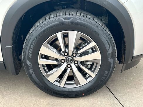 Used 2022 Nissan Pathfinder SL w/ SL Black Package FWD image 10