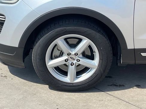 Used 2018 Ford Explorer XLT FWD image 5