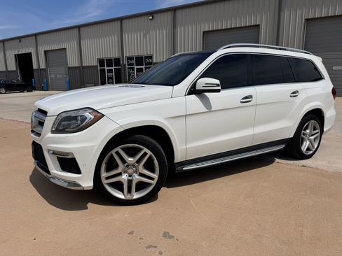 Used 2016 Mercedes-Benz GL 550 4MATIC image 2