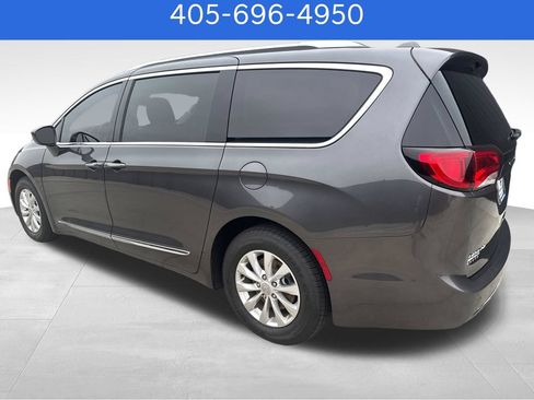 Used 2018 Chrysler Pacifica Touring-L FWD image 3