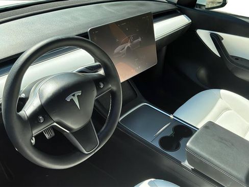 Used 2022 Tesla Model Y Long Range AWD/4WD image 26