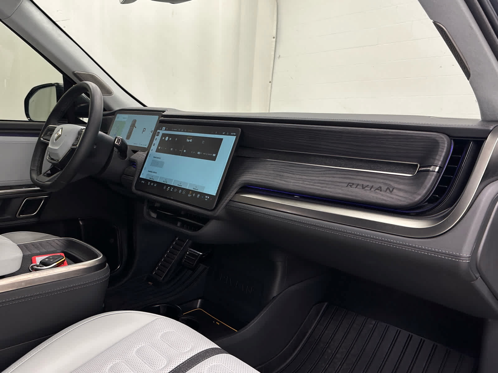 Used 2024 Rivian R1S Adventure Dual AWD/4WD image 17