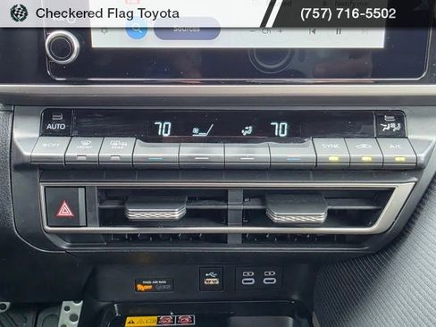 Used 2025 Toyota Camry SE w/ Convenience Package image 17