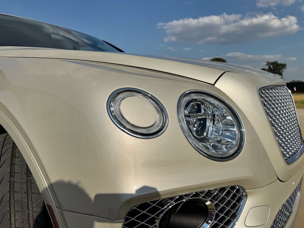 Used 2018 Bentley Bentayga AWD/4WD image 28