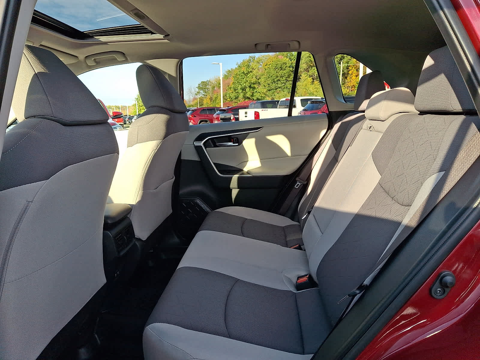 Used 2019 Toyota RAV4 XLE w/ Convenience Package FWD image 11