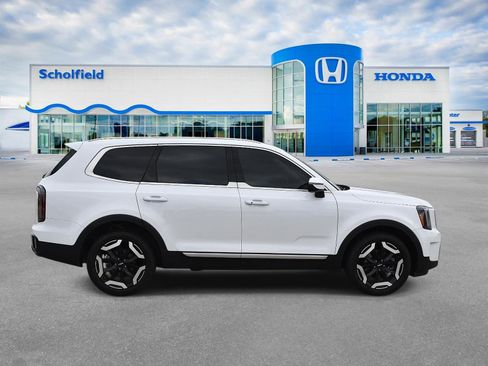 Used 2025 Kia Telluride EX w/ EX Captain's Chair Package FWD image 2