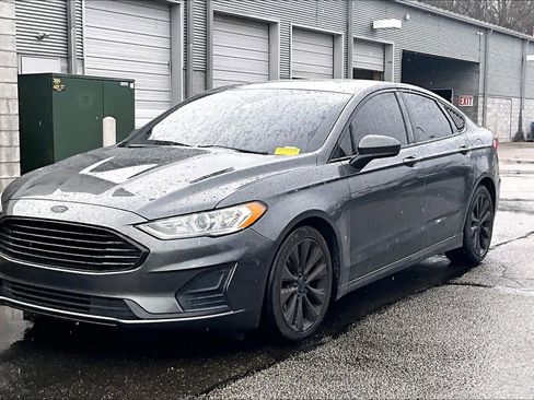 Used 2019 Ford Fusion SE image 2