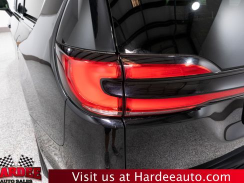 Used 2024 Chrysler Pacifica Touring-L image 9