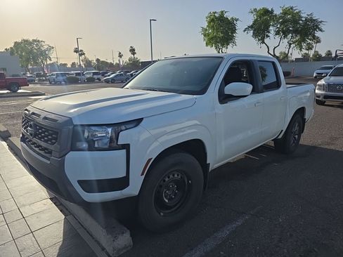 Used 2025 Nissan Frontier SV RWD image 2