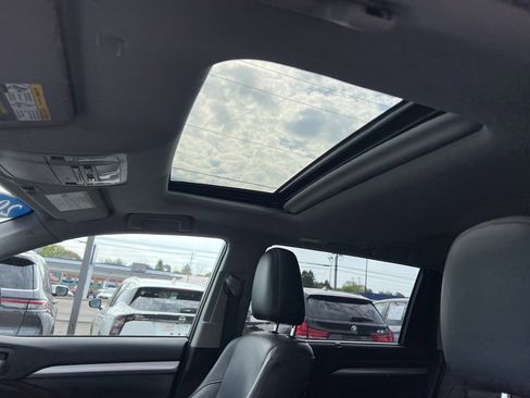 Used 2019 Toyota Highlander XLE AWD/4WD image 17