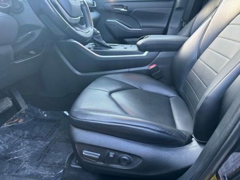 Used 2022 Toyota Highlander XLE AWD/4WD image 5
