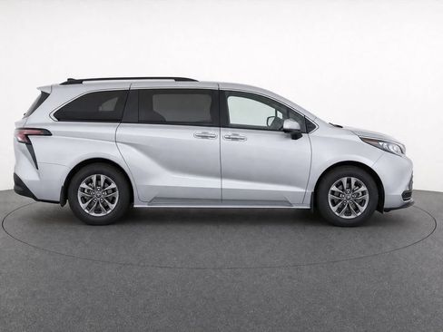Used 2024 Toyota Sienna LE FWD image 11