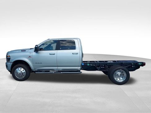 New 2026 RAM 4500 4x4 Crew Cab DRW w/ Laramie Trim Package image 2