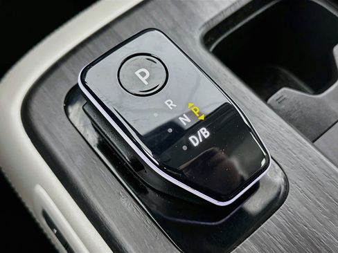 Used 2024 Nissan Ariya AWD image 25