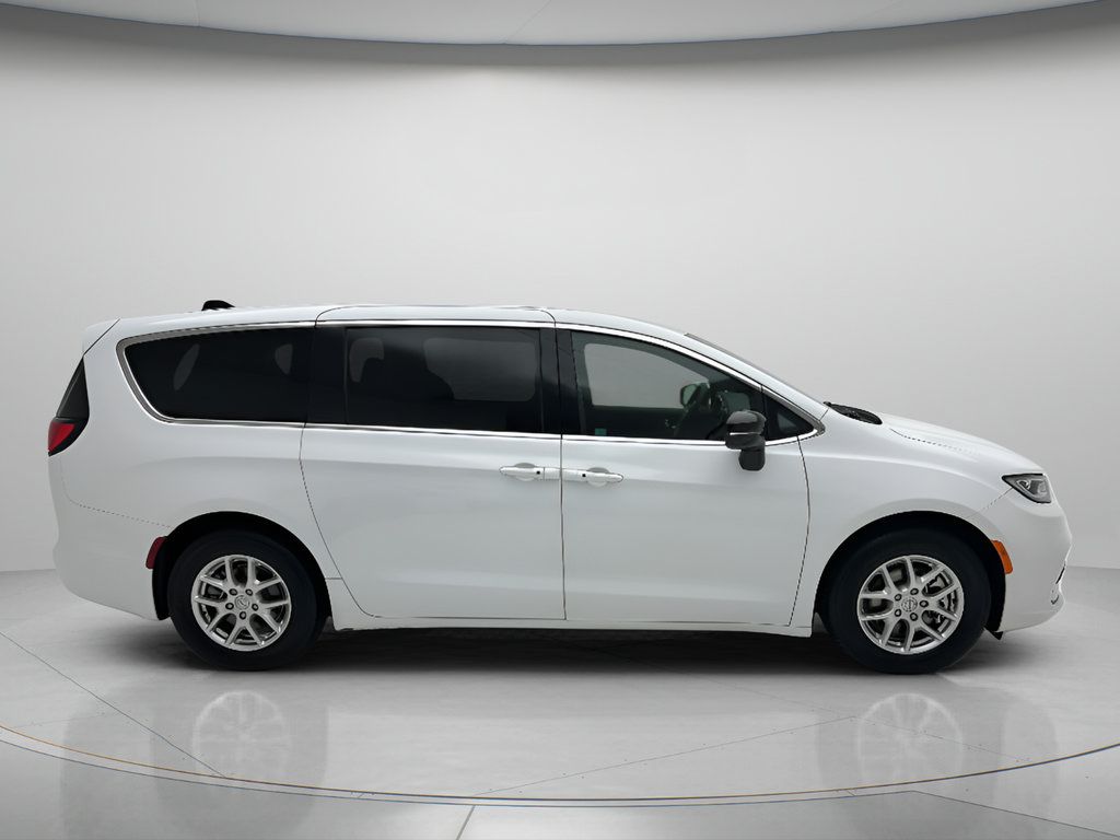 Used 2025 Chrysler Pacifica Select FWD image 4