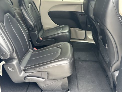 Used 2023 Chrysler Pacifica Touring-L FWD image 15