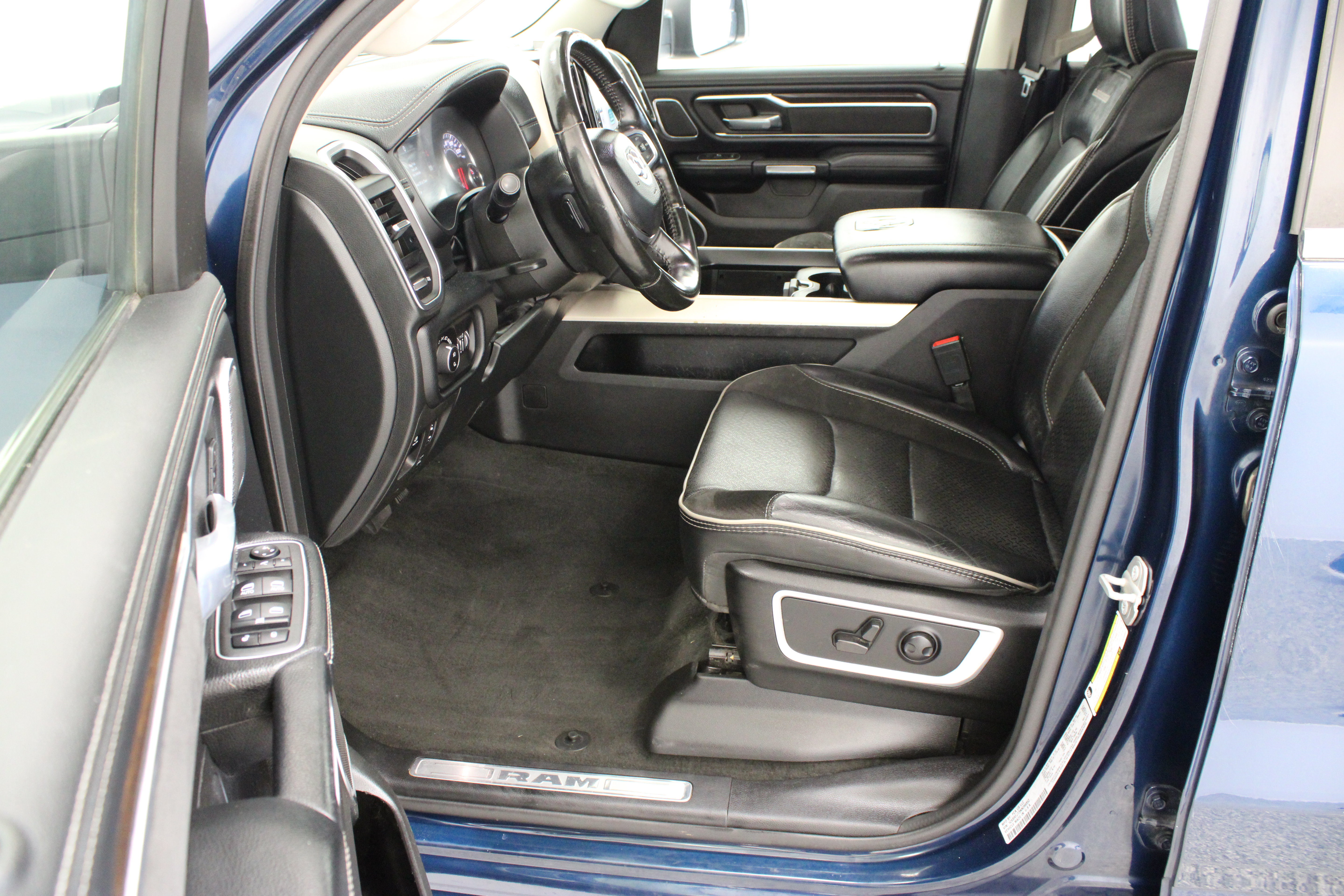 Used 2022 RAM 1500 Laramie AWD/4WD image 16