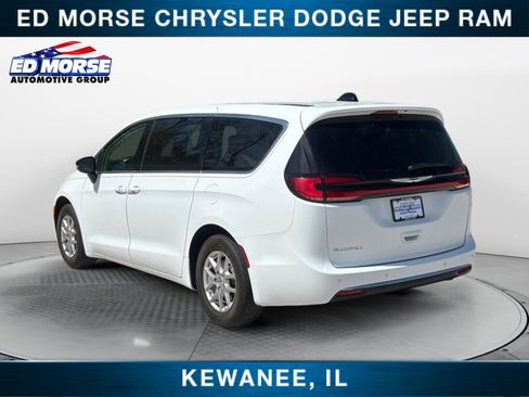Used 2024 Chrysler Pacifica Touring-L FWD image 3