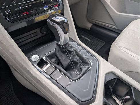 Used 2022 Volkswagen Tiguan SE FWD image 19