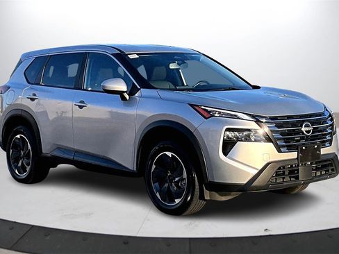 Used 2024 Nissan Rogue SV image 2