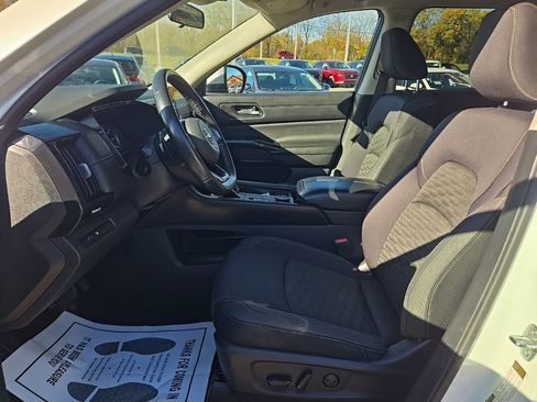 Used 2022 Nissan Pathfinder SV w/ SV Black Package image 9