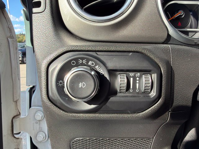 Used 2018 Jeep Wrangler Unlimited Sahara w/ Uconnect 4C Nav & Sound Group AWD/4WD image 16