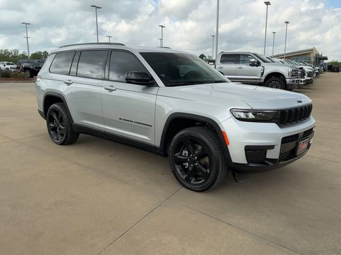 Used 2025 Jeep Grand Cherokee L Altitude image 2