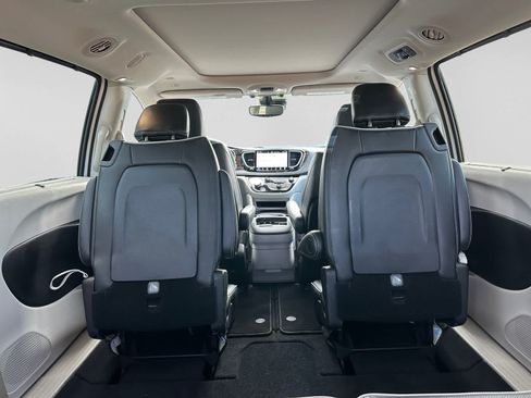 Used 2024 Chrysler Pacifica Limited FWD image 21