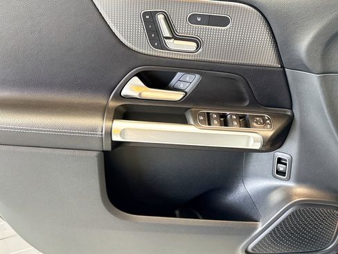 Used 2022 Mercedes-Benz GLB 250 4MATIC image 17