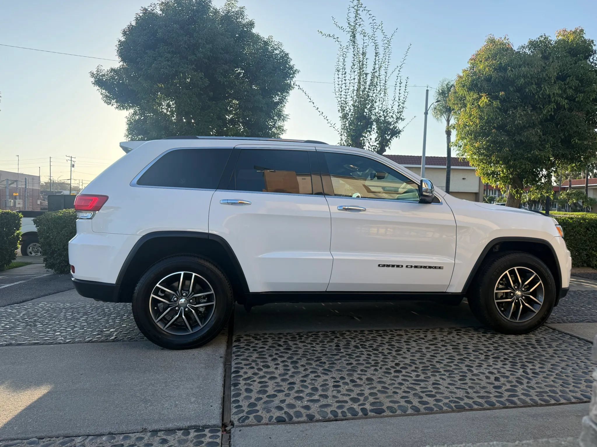 Used 2017 Jeep Grand Cherokee Limited RWD image 5