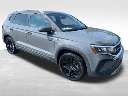 Used 2022 Volkswagen Taos SE w/ Panoramic Sunroof Package AWD/4WD image 7