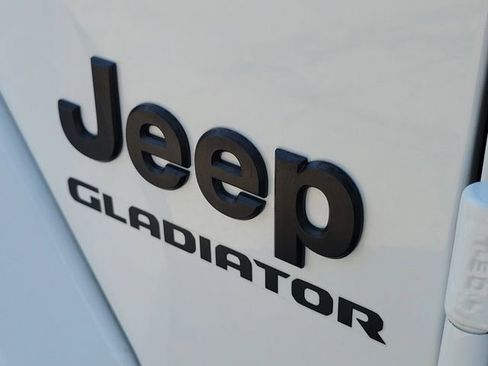 Used 2022 Jeep Gladiator Overland image 11