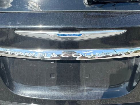 Used 2014 Chrysler Town & Country Touring image 6