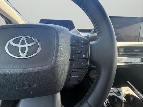 Used 2025 Toyota Prius LE FWD image 17