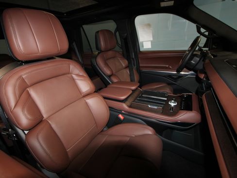 New 2026 Lincoln Navigator Reserve AWD/4WD image 21