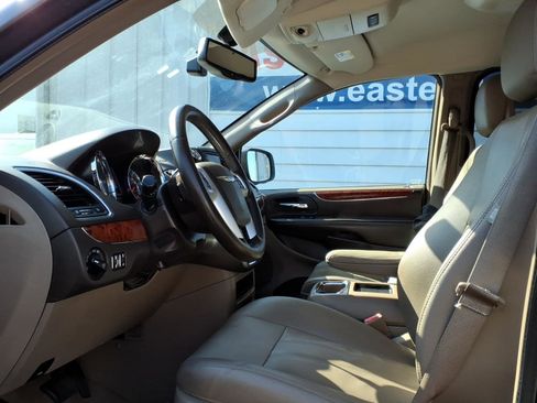Used 2015 Chrysler Town & Country Touring w/ Driver Convenience Group image 8