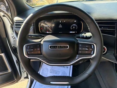 Used 2024 Jeep Wagoneer L Series II w/ Flexible Seating Group image 15