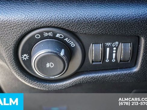 Used 2025 Chrysler Pacifica Limited image 55