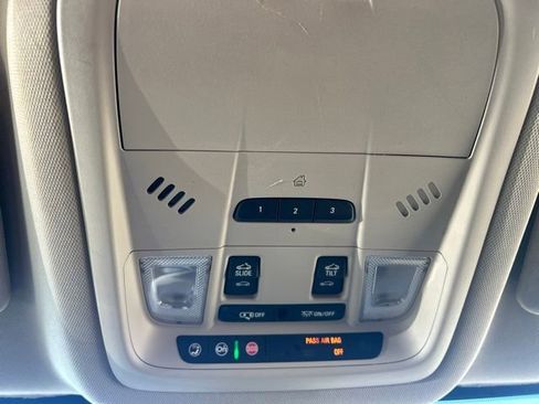 Used 2019 GMC Acadia Denali w/ Technology Package FWD image 32